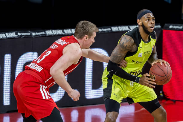 赛场更是多 赛场更是多